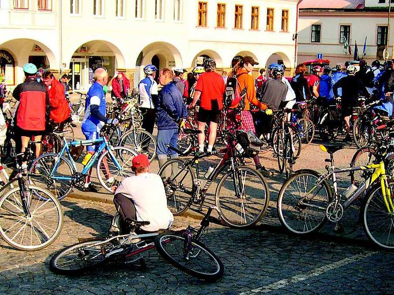 Ústecké Mírové náměstí se v sobotu ráno hemžilo cyklisty.