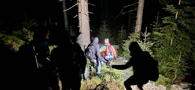 Čtyři polští turisté podcenili Králičák. Záchranáři je v noci našli promrzlé