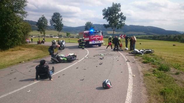 Nehoda dvou motorkářů na výjezdu z Červené vody.