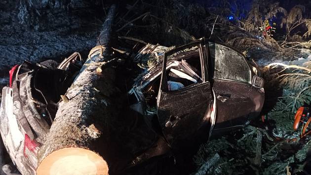  Na Suchém vrchu spadl strom na auto, ve kterém cestovaly dvě ženy.