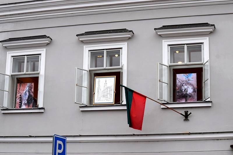 Vernisáž v oknech uvedla výstavu Polláka a Špačka