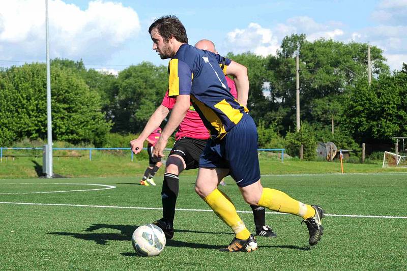 Třebovští fotbalisté (ve fialovém) porazili svitavskou rezervu 3:1.