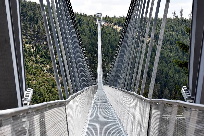 Dolní Morava má nejdelší visutý most pro pěší na světě. Sky Bridge 721 se otevře pro veřejnost v pátek 13. května.
