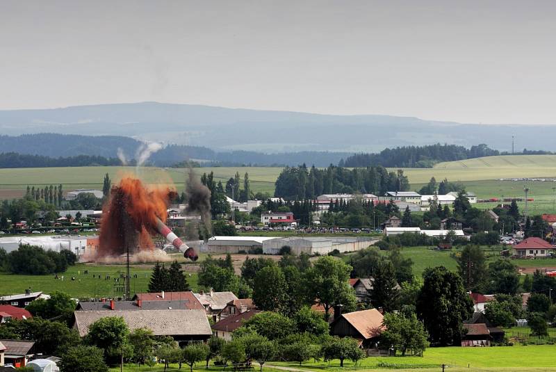 Odstřel komínu v Dlouhoňovicích u Žamberka.