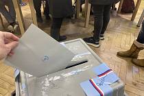 Lidé volí mezi Pavlem a Babišem v druhém kole prezidentských voleb.