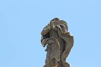 Socha Panny Marie na vršku morového sloupu na Tyršově náměstí v Chocni je bez hlavy.