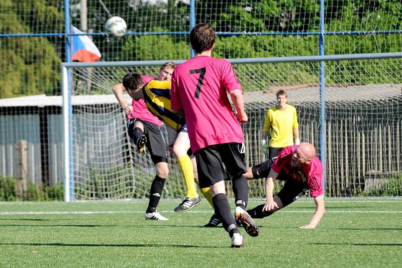 Třebovští fotbalisté (ve fialovém) porazili svitavskou rezervu 3:1.