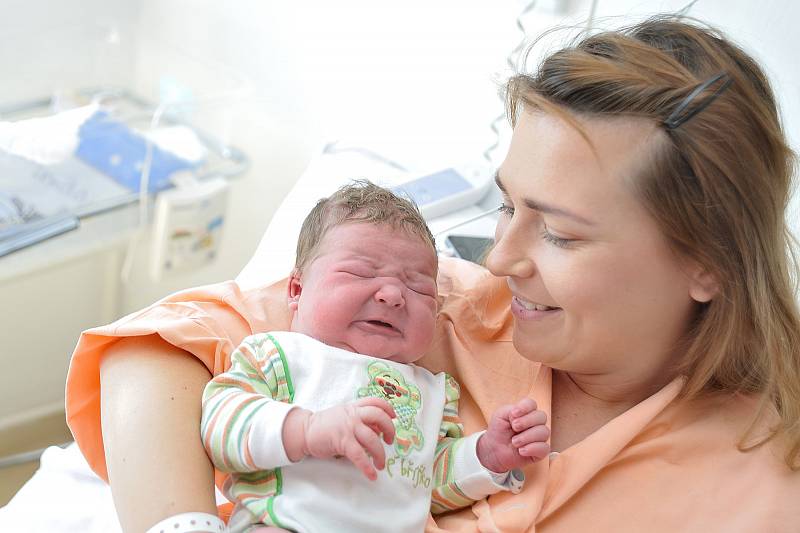 Štěpán Chleboun se narodil 26. 4. v 1.30 hodin. Vážil 4,590 kg a s rodiči Klárou a Honzou a sestřičkou Elen bude doma ve Vysokém Mýtě.