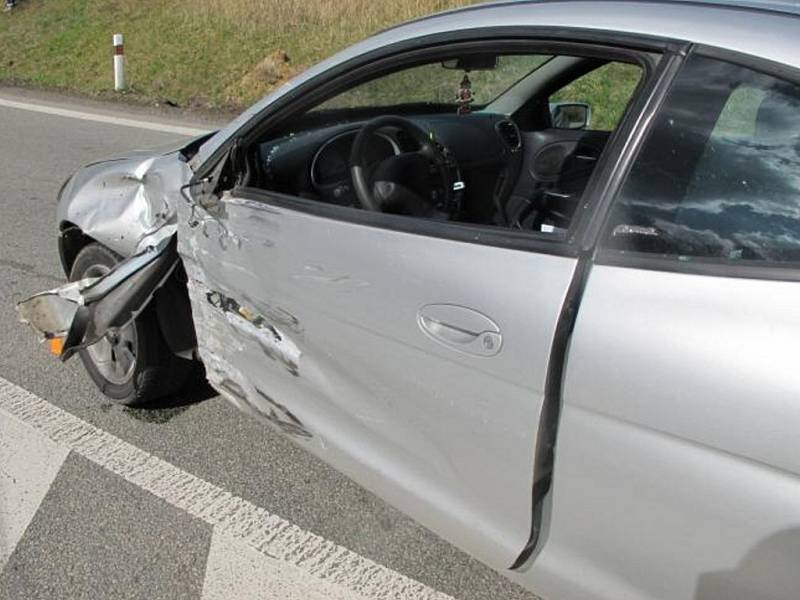 Vážná nehoda osobního auta a motorkáře.