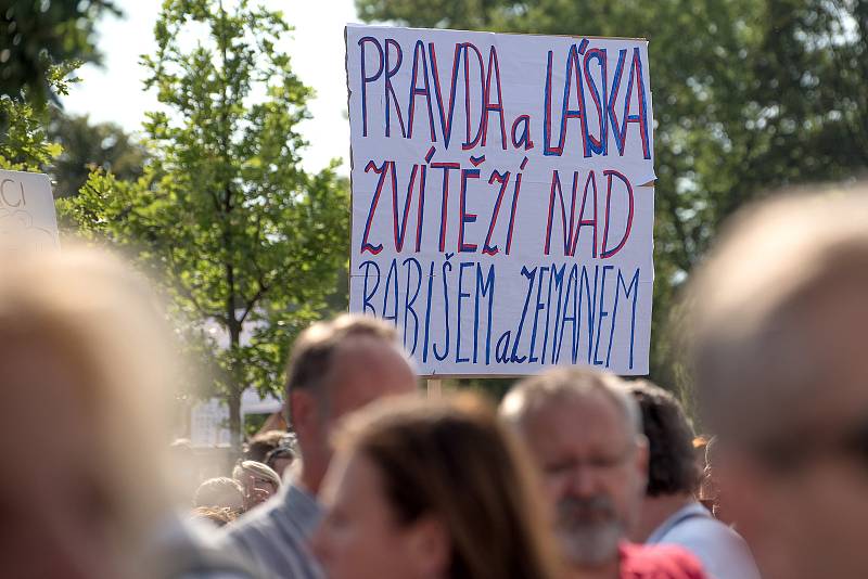 Na největší demonstraci od roku 1989 v Praze na Letné se sešly stovky tisíc lidí.