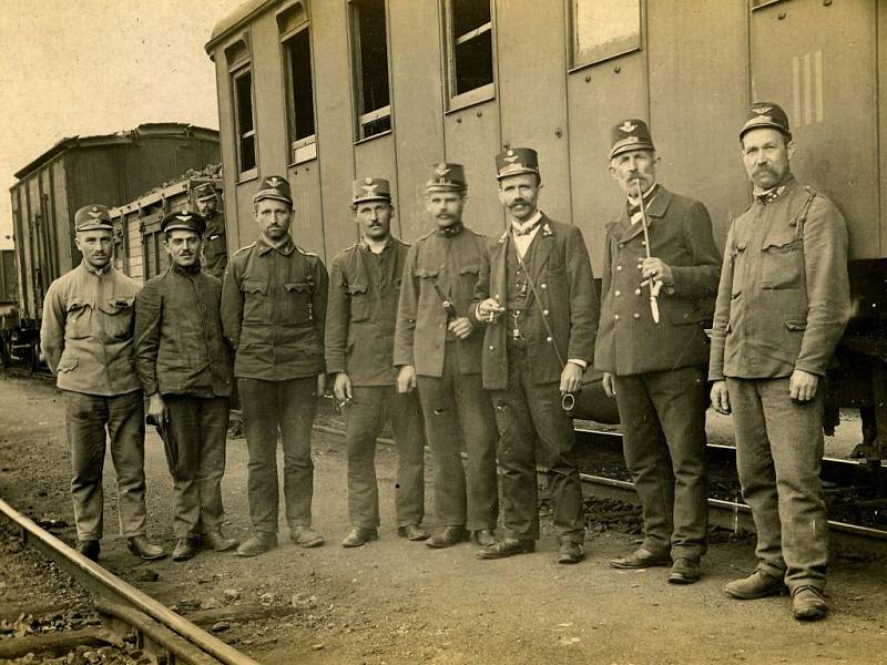 Personál českotřebovské železniční stanice v letech I. světové války. Čtvrtý zleva Felix Mehl, známý jako betlemářský malíř.