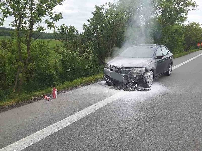 Na silnici I/35 před Vysokým Mýtem hořelo osobní vozidlo.