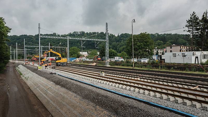 Stavbaři modernizují I. tranzitní koridor v údolí Tiché Orlice.