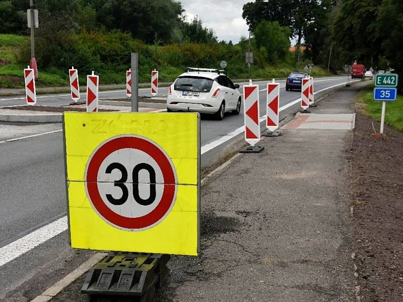 Nové dopravně bezpečnostní prvky v Hrušové.