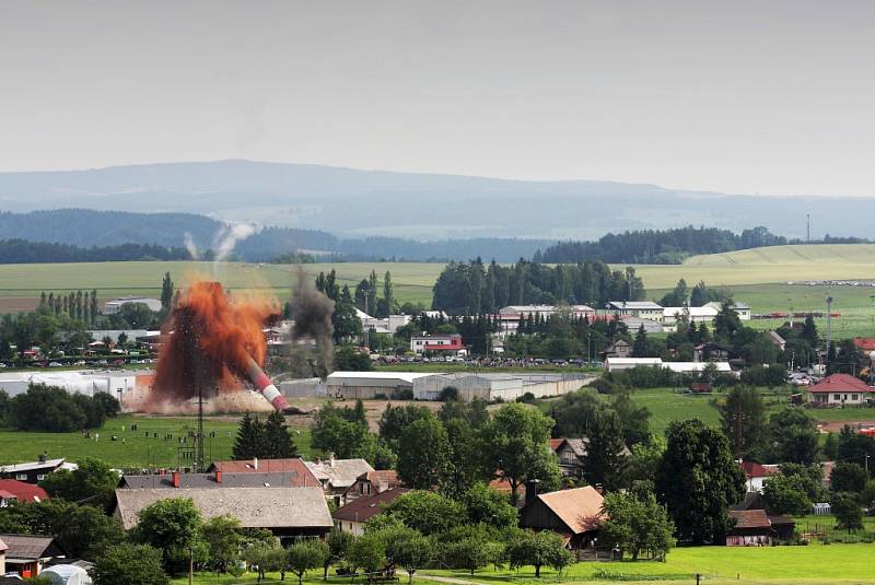 Odstřel komínu v Dlouhoňovicích u Žamberka.