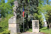 Památník obětem válek v Zámeckém parku v Chocni. 