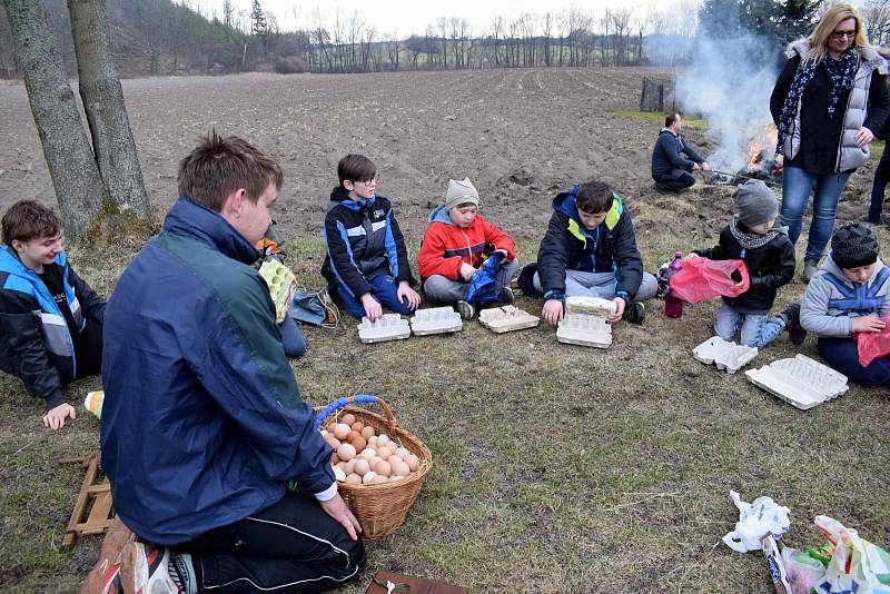 Stradouní prošel za zvuku hrkaček průvod s Jidášem