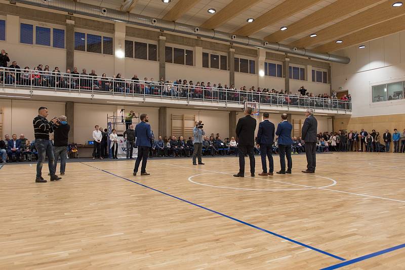 Opravená sportovní hala Na skalce v České Třebové se 11. ledna otevřela veřejnosti.