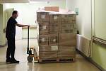 Čtyřicet palet humanitární pomoci z nemocnic Pardubického kraje míří do Užhorodu.