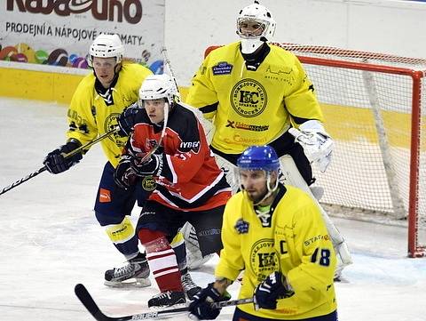 PRŮCHODNÁ OBRANA. Nedůslednost v defenzivě. Vyhrát zápas s jedenácti obdrženými brankami nejde ani ve snu. Choceň v neděli neměla povedený večer.