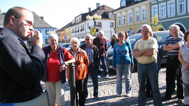 Odpůrci přestavby domu u rotundy uspořádali veřejné setkání a společně se zúčastnili jednání zastupitelů.