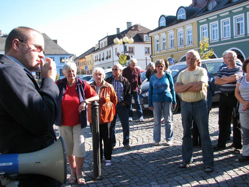 Odpůrci přestavby domu u rotundy uspořádali veřejné setkání a společně se zúčastnili jednání zastupitelů.