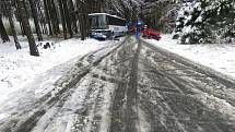 Střet linkového autobusu s osobním automobilem na zasněžené silnici mezi Českou Třebovou a Skuhrovem.