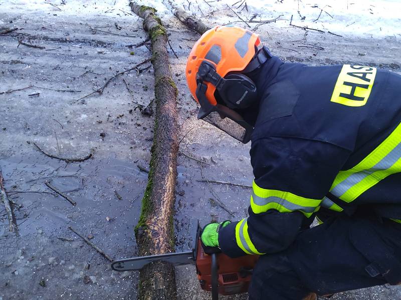 Následky silného větru v Pardubickém kraji, pátek 3.2. v podvečer