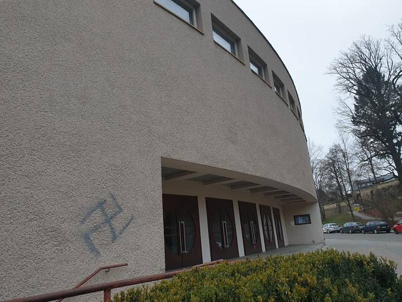 Na několika budovách v Ústí nad Orlicí někdo nasprejoval nacistické symboly.