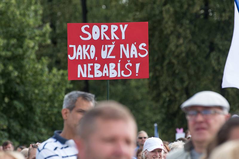 Na největší demonstraci od roku 1989 v Praze na Letné se sešly stovky tisíc lidí.