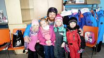Děti z mateřinek v Helvíkovicích, Dlouhoňovicích, Kunvaldu a Klášterce nad Orlicí se vydaly na hory. V lyžařském středisku v Červené Vodě absolvovaly lyžařský kurz a děti své nabyté dovednosti v pátek předvedly rodičům a prarodičům.