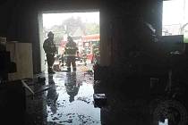 Čtyři jednotky hasičů likvidovaly v pátek 6. května v ranních hodinách požár, který vypukl v dílně – provozovně pro výrobu průmyslového nábytku v Žamberku.