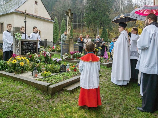 Pobožnost u hrobu Anny Bohuslavy Tomanové na hřbitově v Klášterci nad Orlicí.