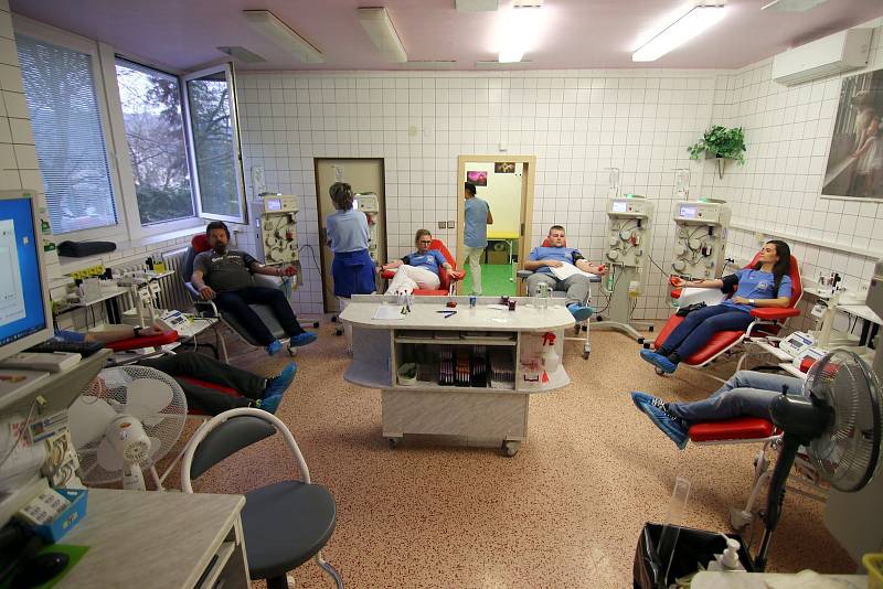 Hasiči pomáhají i darováním krve