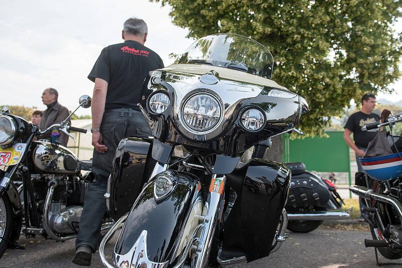 Veteran Car Club Červená Voda pořádal sraz historických vozidel.