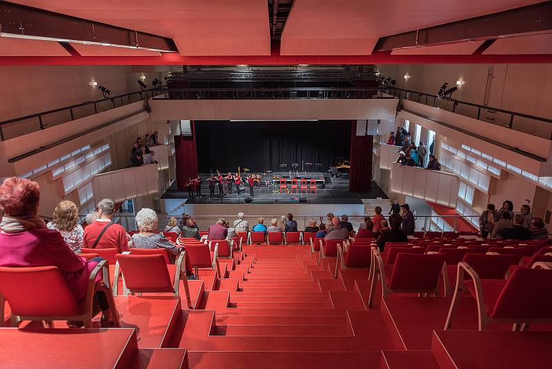 Nový kulturní dům v Lanškrouně, který nese název L´art centrum, se ve středu odpoledne poprvé otevřel veřejnosti.