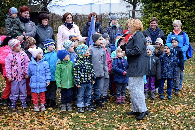 V Mateřské škole U Dvora roste nová lípa republiky.