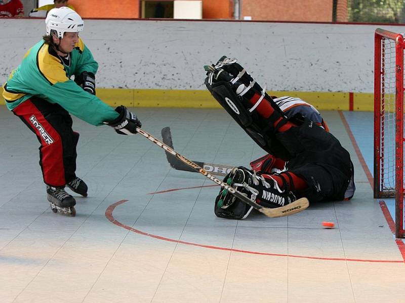 Ve finále 1. ligy v in-line hokeji porazil žamberský Stilmat skutečský In-line team po divoké přestřelce 13:10. Pět branek dal v týmu vítězů reprezentant Petr Šinágl.