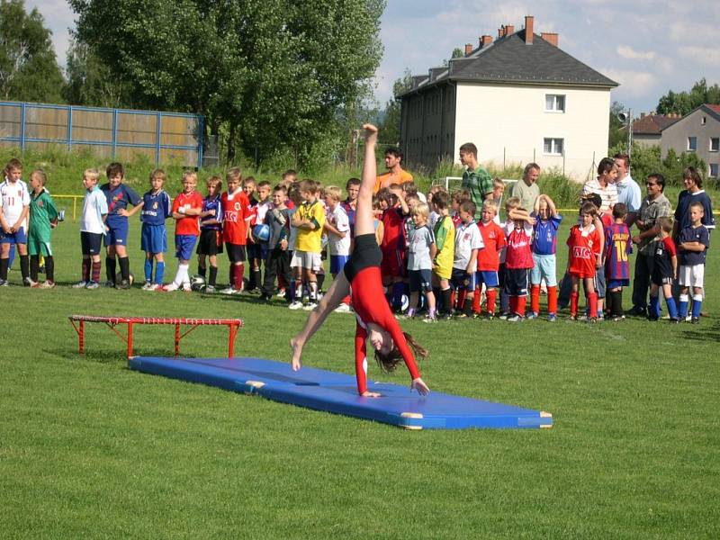 V doprovodném programu vystoupili gymnastky.