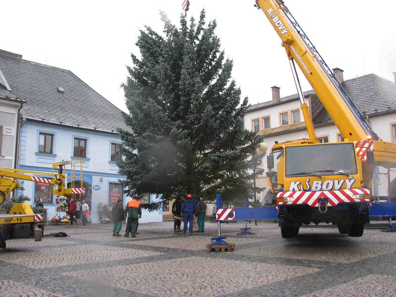 Stavbu vánočního stromu v České Třebové provázely komplikace.