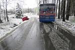 Střet linkového autobusu s osobním automobilem na zasněžené silnici mezi Českou Třebovou a Skuhrovem.