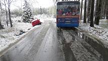 Střet linkového autobusu s osobním automobilem na zasněžené silnici mezi Českou Třebovou a Skuhrovem.