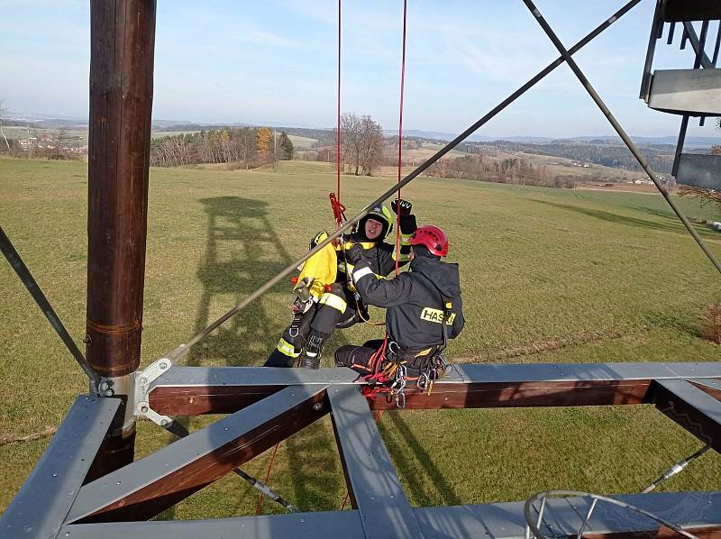 Profesionální hasiči trénovali na rozhledně u Lanškrouna.