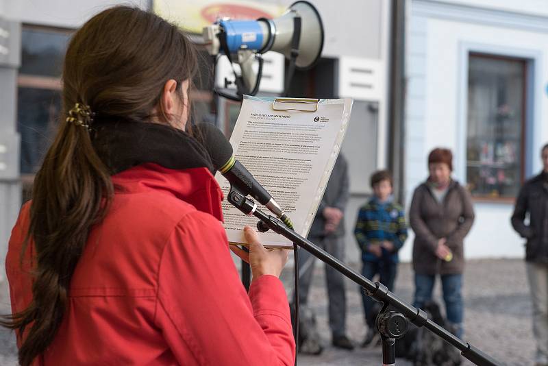 Nejsme slepí. S tímto mottem se na Starém náměstí v České Třebové sešlo okolo stovky lidí lidí na demonstraci za nezávislost justice.