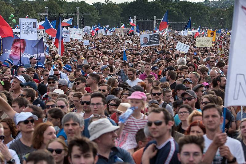 Na největší demonstraci od roku 1989 v Praze na Letné se sešly stovky tisíc lidí.