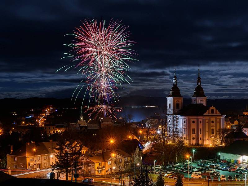 ŽAMBERK: Tradiční ohňostroj na Nový rok nechyběl ani v Žamberku. Letos světelné show odpálené z Masarykova náměstí oproti loňské mlze přálo počasí a kdo přišel, nelitoval.