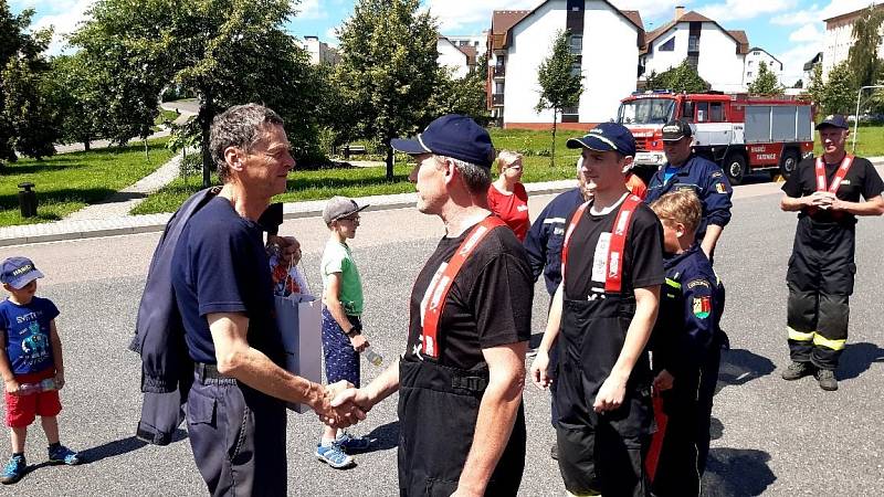 Profesionální hasiči v Lanškrouně se loučili s velitelem Jiřím Katzerem.