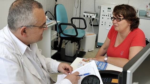 Lada Sitová v ordinaci u doktora Leoše Středy.