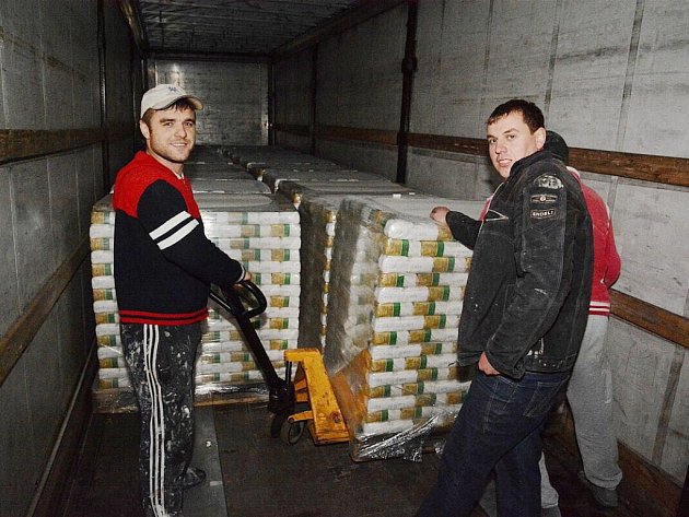 Konvoj s humanitární pomocí dorazil na Ukrajinu, neobešlo se to bez problémů.