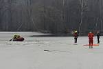Pod pěti dětmi se v Zámeckém rybníku v Žamberku prolomil led